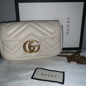 This purse can be worn 3- ways as a belt purse too